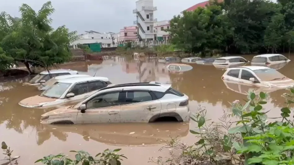गुजरात बारिश, साबरकांठा बाढ़, मूसलधार बारिश, जलमग्न कारें, हिम्मतनगर बाढ़, बाढ़ की स्थिति, भारी बारिश, जलभराव, गुजरात फ्लड, बाढ़ राहत कार्य