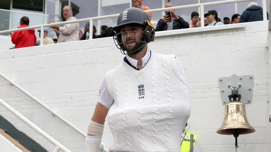 Chris Woakes Oval Test injury Shubman Gill sportsmanship IND vs ENG 5th Test 2025 Chris Woakes one-hand batting England vs India Test match highlights