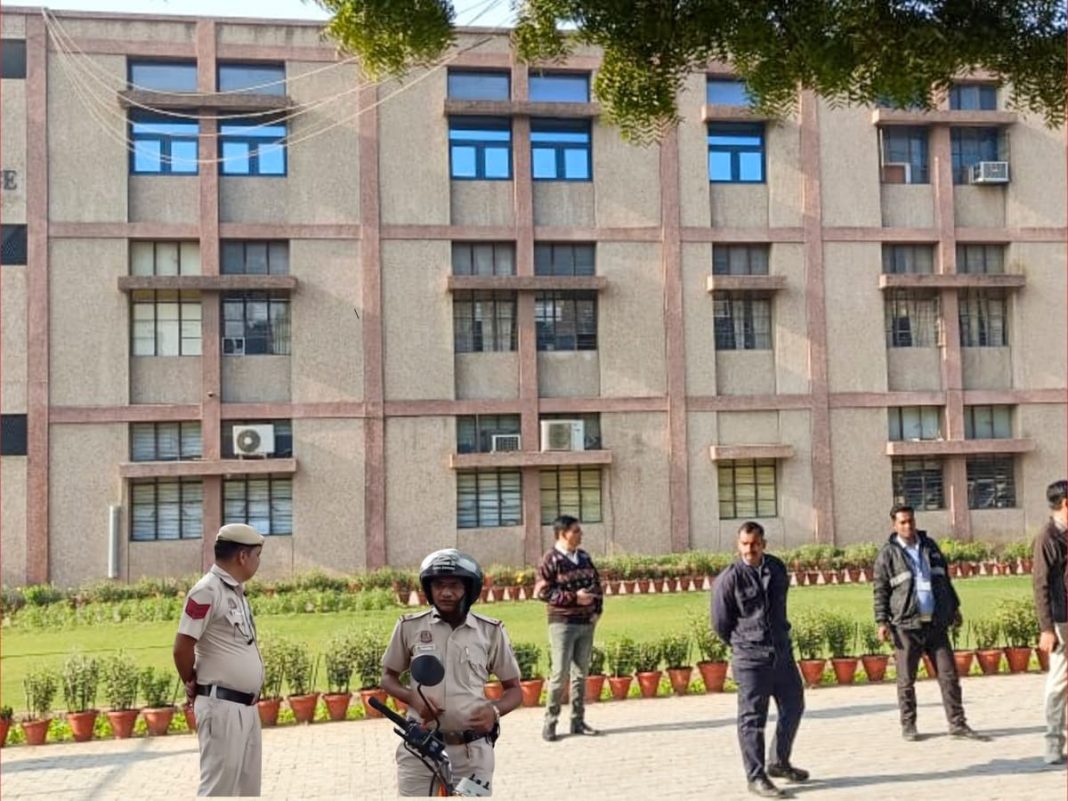 जयपुर के मानसरोवर क्षेत्र स्थित स्प्रिंग फील्ड स्कूल के बाहर बम धमकी के बाद तैनात पुलिसकर्मी, बम निरोधक दस्ता और डॉग स्क्वॉड की टीम; बच्चों और स्टाफ को सुरक्षित बाहर निकालते हुए।