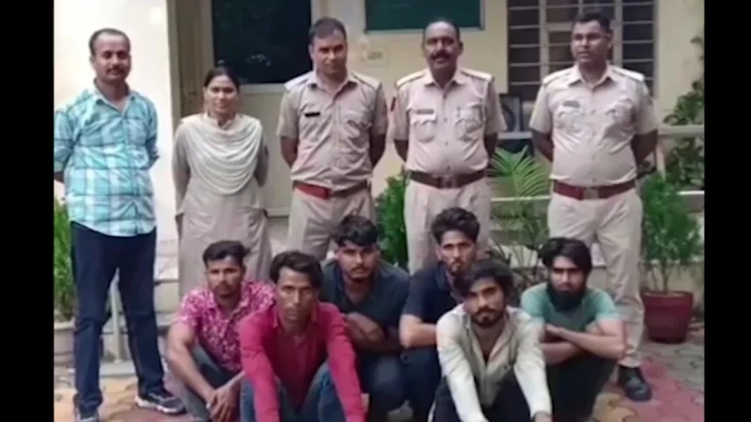 मुंबई लूट मामला, नकली पुलिसकर्मी गिरफ्तार, महिला ASI संलिप्तता, व्यापारी से 10 लाख की लूट, महाराष्ट्र क्राइम न्यूज, बांद्रा टर्मिनस घटना