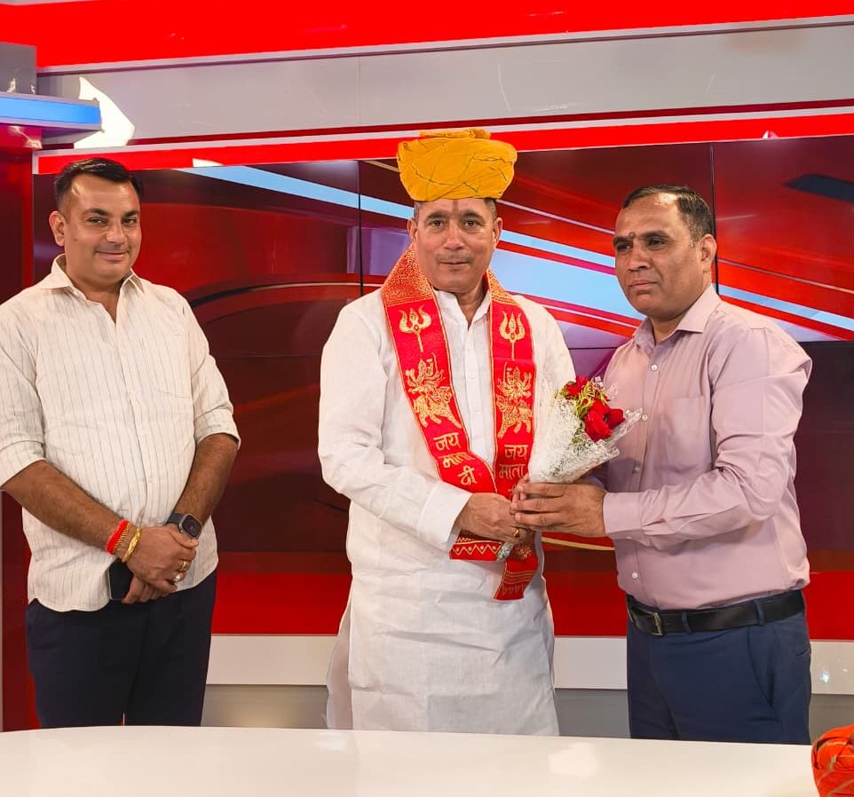 भंवर सिंह पलाड़ा का लोकमत राजस्थान के डायरेक्टर राजेंद्र सिंह राठौर द्वारा स्वागत