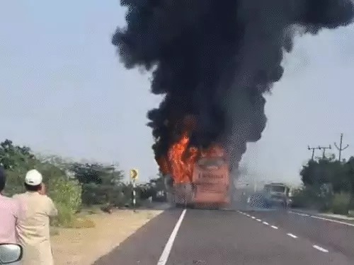 जैसलमेर के पास बस में लगी भीषण आग