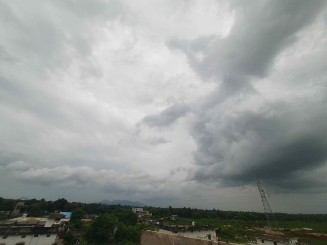 देश में तीन मौसम सिस्टम एक्टिव, भारी बारिश जारी