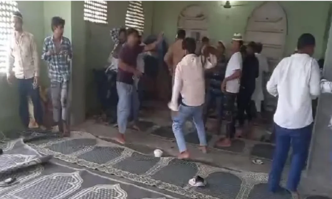 मुरादाबाद में पुराने विवाद पर बवाल: नमाज़ के बाद दो पक्षों में हिंसक झड़प, एक दर्जन लोग घायल